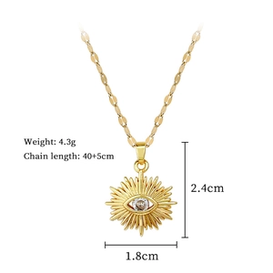 Dettaglio collana occhio di Allah dorata con dimensioni 2,4cm x 1,8cm e info catena