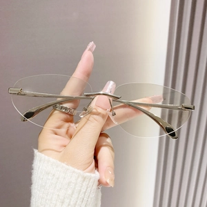 Gros plan sur des lunettes de soleil Y2K ovales sans monture avec détails en métal argenté