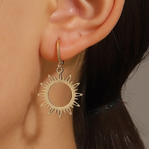 Boucles d'oreilles soleil en acier doré pour femme avec un design céleste ajouré vintage