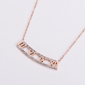 Collana in oro rosa con pendente traforato a numeri romani e accenti di cristallo
