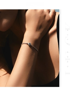 Détail d'un bracelet de tennis en argent s925 avec diamants porté par un mannequin