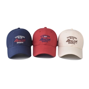 Broderie détaillée sur des casquettes de baseball en coton en bleu marine, rouge et beige