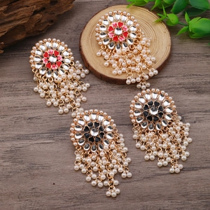 Vintage-Ohrringe im indischen Stil mit Perlenquasten und Strass auf Holzgrund