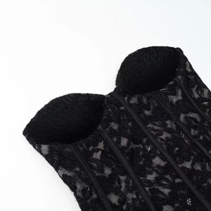Haut corset femme en velours et dentelle noire avec baleines et bonnets
