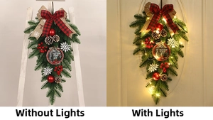 Comparaison détaillée du swag de Noël en pin avec signe Holly en versions non éclairée et LED