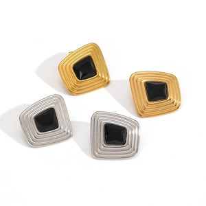 Geometrische quadratische Gold- und Silberohrringe mit schwarzem Stein und Rippentextur