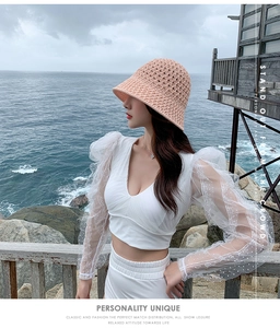 Vue détaillée de la texture tricotée respirante et du motif ajouré d'un chapeau cloche chic
