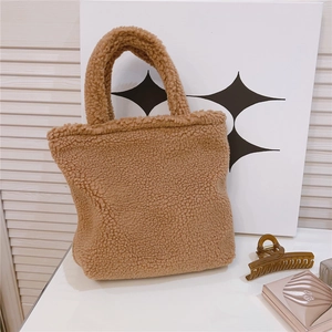 Dettaglio della morbida texture in peluche teddy su una borsa marrone invernale