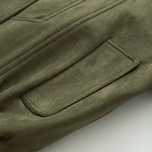 Dettaglio ravvicinato delle cuciture delle tasche e tessuto scamosciato verde oliva