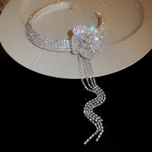 Collana girocollo di lusso con fiore di strass e lunghe frange brillanti eleganti