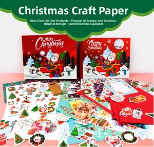 Vue à plat du kit de scrapbooking de Noël avec autocollants et enveloppes sur rose