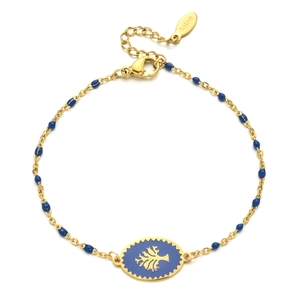 Dettaglio di bracciale in acciaio inossidabile dorato con perline blu e albero della vita