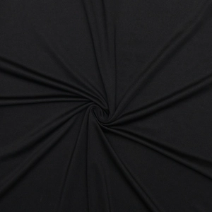 Gros plan sur la texture du tissu noir avec drapé souple et détails de fronces chic