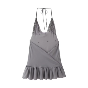 Robe d'été chic dos nu grise avec broderies florales et détails d'ourlets volantés