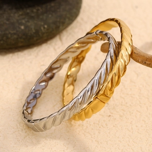 Ensemble de bracelets torsadés en acier inoxydable poli finitions or 18 carats et argent