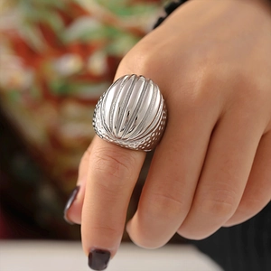 Vintage oval ridged ring in polished steel with textured vertical stripe design