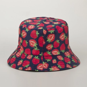 Détail du chapeau bob bleu marine avec imprimé fraises rouges et tissu en sergé