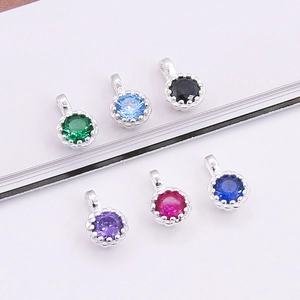 Bunte S925 Sterling Silber Mini Zirkon Anhänger für DIY Armbänder auf weißem Hintergrund