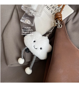 Portachiavi a nuvola in peluche bianco con sorriso e gambe a strisce su borsa in pelle
