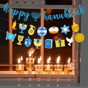 Bannière Happy Hanukkah pailletée bleue avec guirlande festive et symboles de la Ménorah