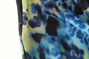 Gros plan sur le tissu en maille respirant avec imprimé numérique coloré sur robe en V