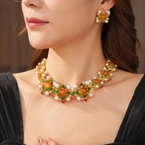 Détail d'une parure de bijoux vintage avec perles et cristaux colorés sur mannequin