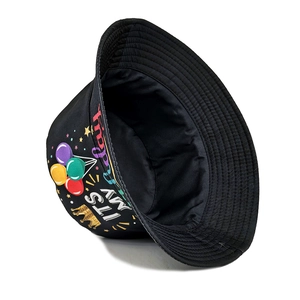 Dettaglio cappello alla pescatora nero con stampa colorata It's My Birthday