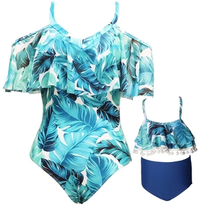 Maillots de bain mère-fille assortis avec imprimé feuilles tropicales et volants