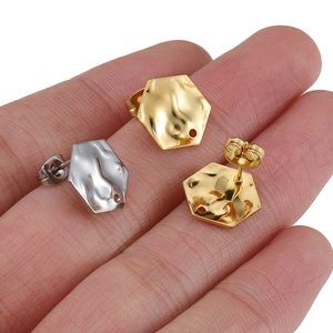 Orecchini a perno esagonali in acciaio al titanio con texture martellata oro e argento