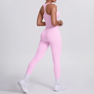 Vue arrière détaillée de l'ensemble de sport rose avec haut dos nageur et legging