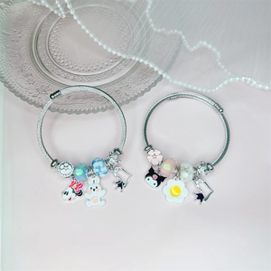 Charmante silberne Edelstahl-Kabelarmbänder mit niedlichen Tieranhängern und Glasperlen