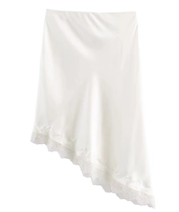 Détail de la jupe en satin blanc avec ourlet asymétrique et bordure en dentelle
