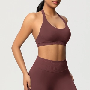 Détail de la brassière de sport licou violet foncé et du legging taille haute côtelé