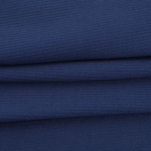 Vue macro du tissu en maille côtelée bleu foncé montrant une texture élastique