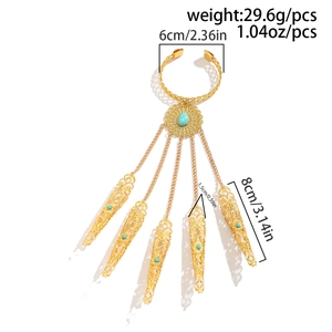 Dettaglio del bracciale con anelli gotico dorato con turchese e misure indicate