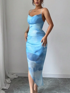 Robe moulante imprimée marbre bleu avec fines bretelles et ourlet drapé élégant