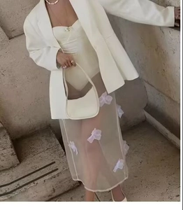 Vue détaillée d'une jupe midi en tulle blanc avec ornements délicats de fleurs en 3D