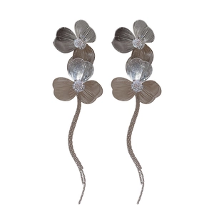 Boucles d'oreilles fleur argentée avec pétales brossés et pampilles en cristal chic