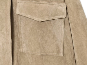 Detailaufnahme der khakifarbenen Wildlederjacke mit feiner Textur und doppelter Naht