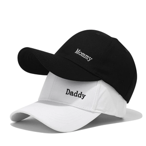 Set aus schwarzen und weißen Baumwoll-Baseballkappen mit Mommy und Daddy Stickerei