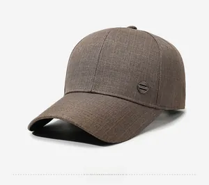 Gros plan d'une casquette marron pour homme avec texture sergée et emblème en métal