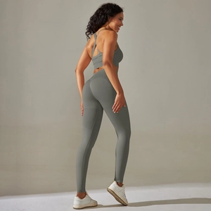 Detail der nahtlosen Leggings mit hoher Taille und Sport-BH in olivgrünem Strickgewebe