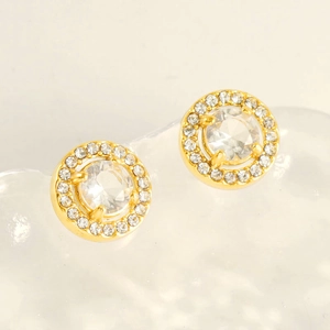 18K vergoldete Edelstahl-Ohrstecker mit glitzernden Zirkonia-Steinen im runden Design