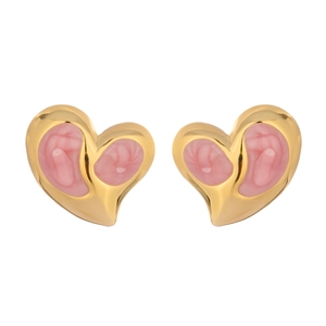 Detailansicht der herzförmigen goldenen Ohrstecker mit rosa Emaille-Fötus-Muster
