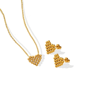 Set di gioielli in acciaio inossidabile dorato con collana a cuore e orecchini a lobo