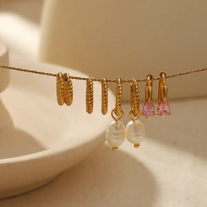 Set di orecchini a cerchio intrecciati in acciaio 18k con perle e pietre preziose rosa