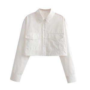 Chemise courte blanche pour femme avec col rabattu et doubles poches poitrine tendance