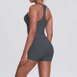 Détail de la brassière de sport dos nageur gris foncé et du short sur un modèle