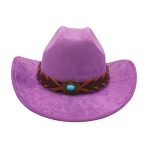 Détail du chapeau de cowboy bleu marine avec pierre turquoise et ruban en cuir tressé