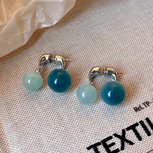 Orecchini ad ago in argento con perle di resina verde chiaro e blu scuro minimalisti